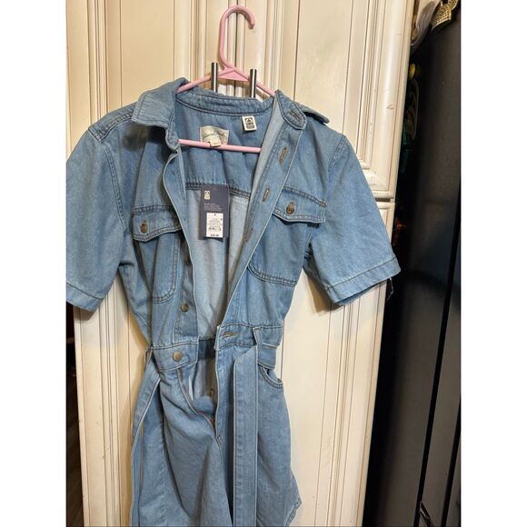 Universal Thread Women's Short Sleeve Button Front Belted Denim Romper Blue 4 NW - Picture 5 of 9